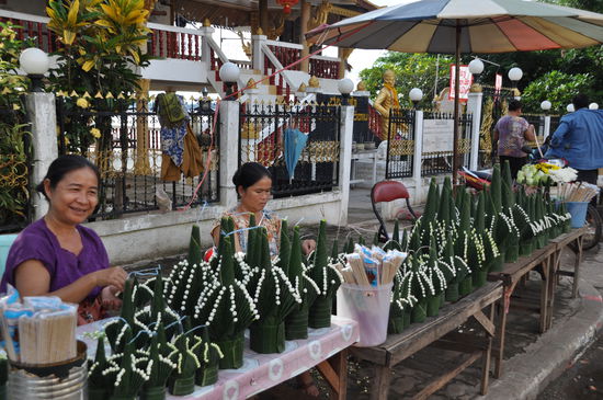 Frauen stellen Tempelschmuck her.