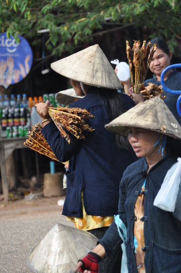 Die Konkurenz ist groß und die Frauen schwirren von einem ankommenden Bus zum nächsten.