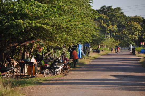 Dorfstraße am Abend