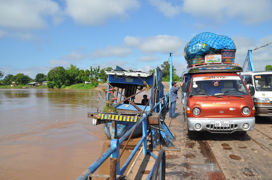 einem höllen Lärm geschoben wurde.
