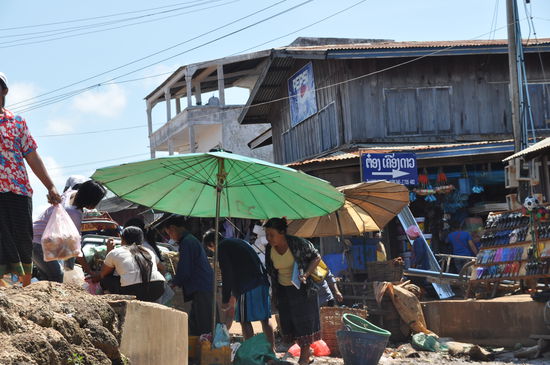 Geschäftige Frauen verkaufen ihre Waren im Hafen.