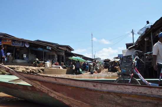 Und schon ging es weiter mit einem kleinen Boot.