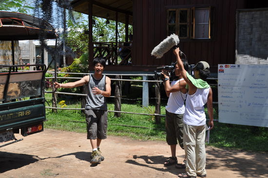 Am Guetshouse angekommen dreht gerade ein taiwanesisches Fernsehteam einen Film über das Leben am Mekong.