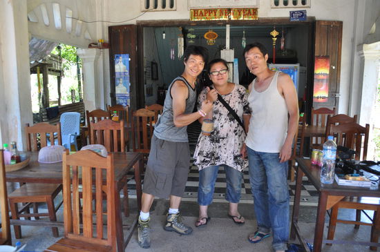 Elmore, der Star - rechts, Kate, die Programmgestalterin - mitte, ein Kameramann - rechts.