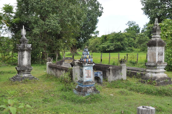 Mitten in Reisfeldern entdeckte ich ein Familiengrab einer französischen Familie  (Eltern und 14 jährige Tochter). Man sagt, dass sie von ihrem Personal umgebracht wurden.