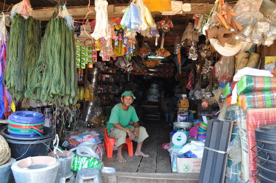 Mein Bootsmann erledigt noch einige Einkäufe und wartet geduldig auf mich.