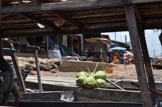 Erst einmal über viele andere Boote klettern um zu unserem Boot zu gelangen 