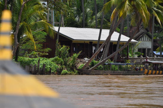 Mein Bungalow vom Boot aus