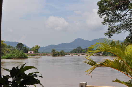 Im Hintergrund die Brücke die die  beiden Inseln Don Kohne und Don Det verbindet