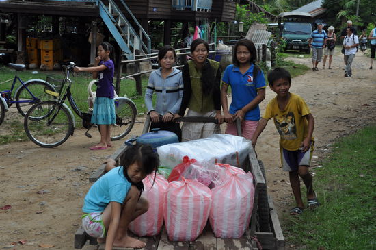 Großeinkauf mit dem Boot und Transport zum Restaurant. In den Plastiktüten bfindet sich das Eis für meinen Lemon Juice with no sugar 