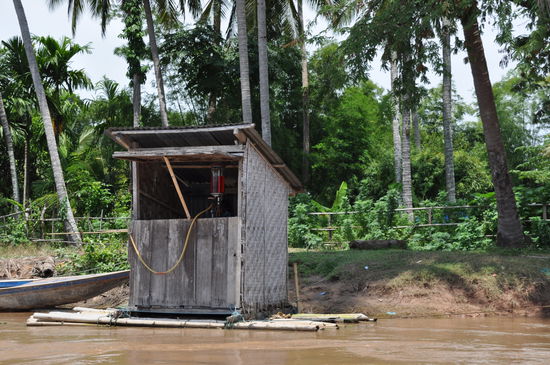 Flussleben: Bootstankstelle