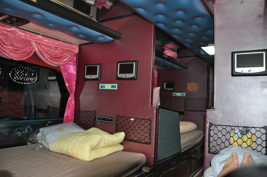 Innrenraum des Schlafbusses, sehr komfortabel