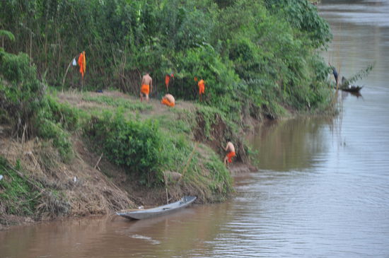 Die Mönche hatten einen riesen Spaß von dem Hügel ins Wasser zu springen