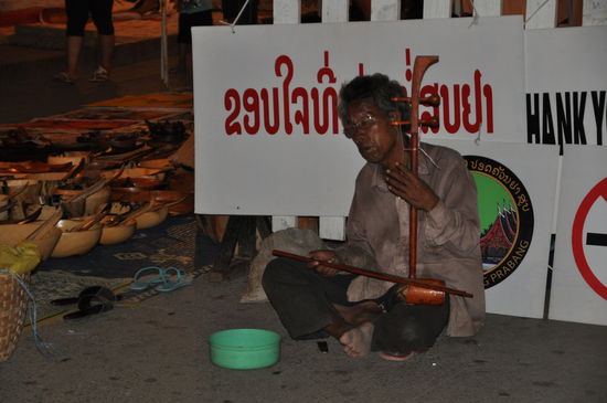 Dieser alte Mann sitzt Abend für Abend da und spielt.