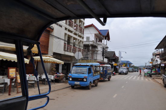 Straße von Houaxy und unterwegs zum Busbahnhof