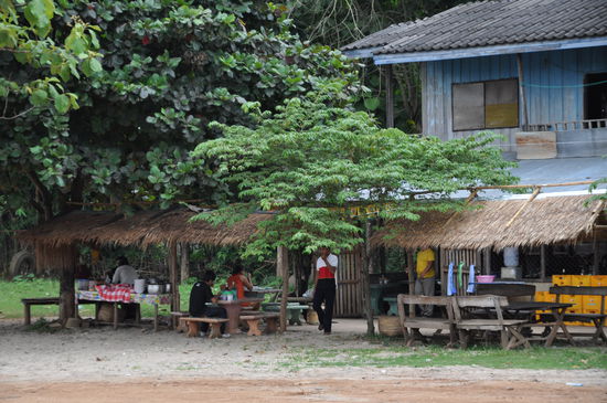 Busbahnhof. Erst einmal eine Nudelsuppe frühstücken