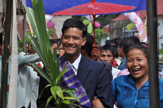 Der Bräutigam ist mit Mutter im Anmarsch