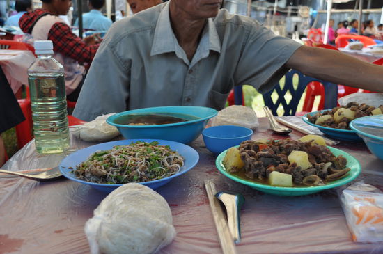 Gegessen wird zusammen von den großen Tellern