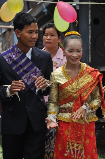 Das Brautpaar eröffnet den Lao-Tanz