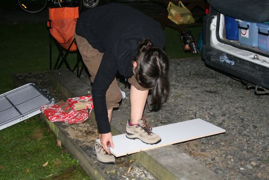 Janine ist fleißig am Zurechtsägen