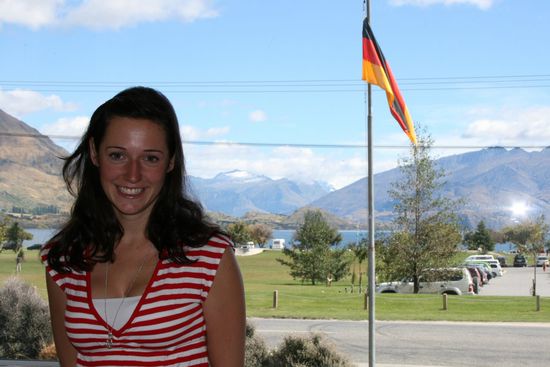 Blick aus unserem Zimmer im Purple Cow. Uns zu Ehren wurde sogar die deutsche Flagge gehisst. Jedenfalls vermuten wir das. Ein Tag später hing die japanische vor unserem Fenster...