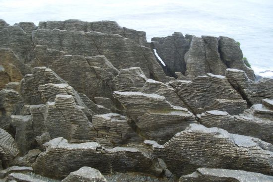 Felsen in Form von gestapelten Pfannkuchen. Verrückt!