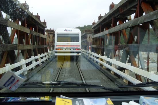 Das gibt's wohl nur in Neuseeland. Nicht nur dass die Brücken fast alle einspurig sind, nein man teilt sich einige Brücken auch noch mit der Eisenbahn...
