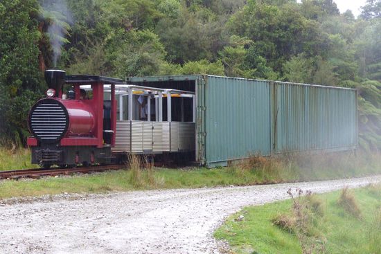 Allerdings wohl nicht mit dieser hier. Noch ein neuseeländisches Unikat. Die Lok aus der Box, mit der wir eine gemütliche Fahrt durch den Regenwald unternommen haben.