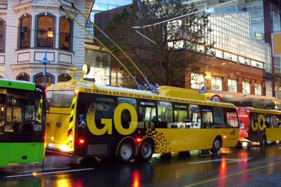 Wow! Elektrobusse an Oberleitungen. Wäre das nicht eine Idee, um den Smog in Stuttgart zu bekämpfen?