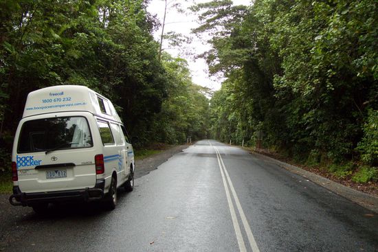 Da steht er! Unser neuer fahrbarer Untersatz. Mit diesem Wunderwerk der asiatischen Automobilindustrie machen wir uns auf, den roten (oder hier im Bild eher grünen) Kontinent zu erforschen.