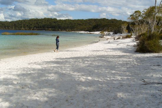 Noch ein Spaziergang am weißen Strand von einem der Süßwasserseen der Insel...