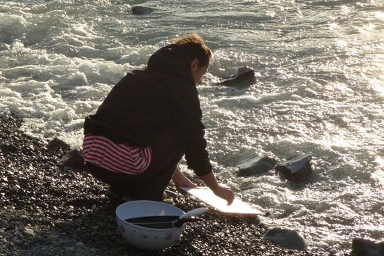 Janine spült. Was für eine Rollenverteilung! 