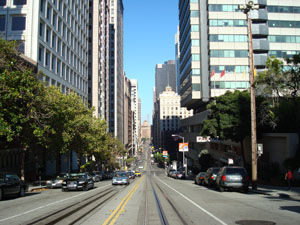 California Street (Steile Straße mit Cable Car Schienen)