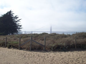 Strand auf dem Weg zur Golden Gate Bridge