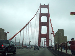 Wir fahren über die Golden Gate Bridge...