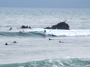 Jede Menge Surfer am Strand von Malibu