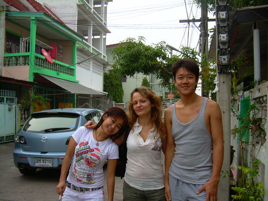 Bei unseren neuen Thai Freunden 
(so klein sind die gar nicht 
Marija ist ein wenig enttaeuscht.. :/
