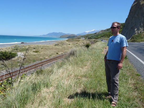 Links das blaue Meer und rechts die schneebedeckten Berge!