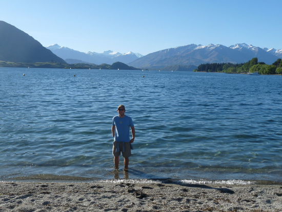 Lake Wanaka mit schneebedeckten Bergen