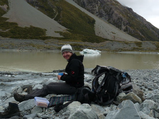 Brotzeit am Gletschersee mit Eisberg im Hintergrund