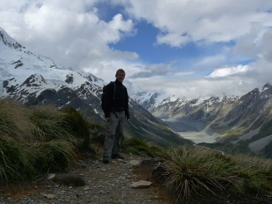 Bei den Sealy Tarns auf 1300 m, 700 m ueberm Tal.