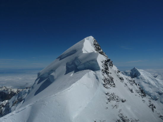 Gipfel des Mt. Cook. Knapp darunter waren Bergsteiger beim Abstieg...
