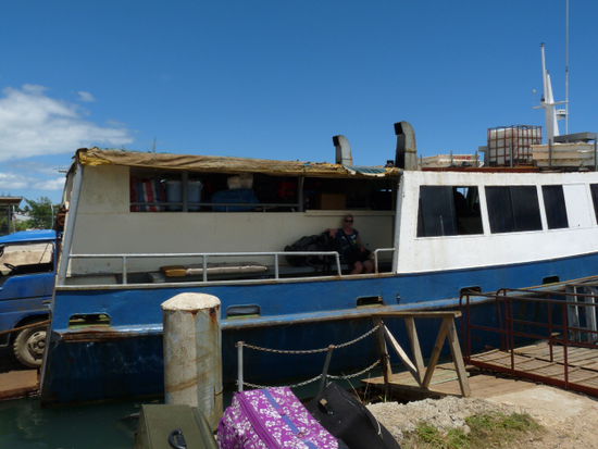 Claudia auf dem noch leeren Boot...