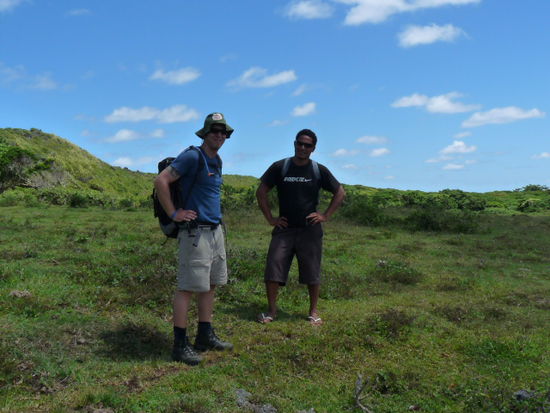 Matze und Lenny. Wir mit Wanderschuhen und er mit kaputten Flip- Flops!