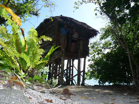Unser Bungalow direkt ueber der Lagune