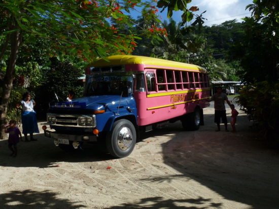 Schoener Local Bus in Manase. Innen mit Holzbaenken und sehr, sehr lauter Musik. Ziemlich Spassig und guenstig!!!