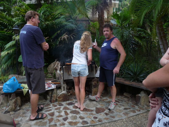 Peter, Peter und Melanie beim BBQ