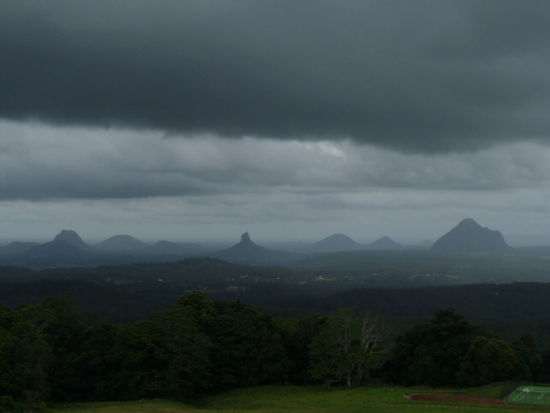 Glass House Mountains im Regen