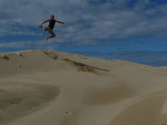 Wenn schon kein Snowboarden dieses Jahr, dann werden die Tricks halt im Sand geuebt!!!