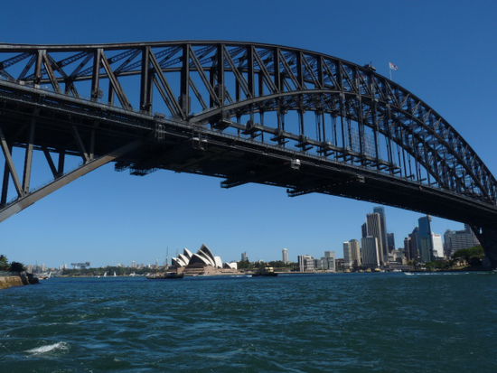 Harbour Bridge, Skyline und Opera House von der Faehre aus